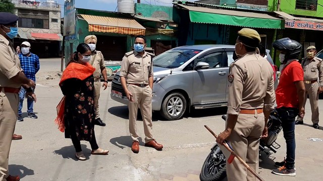 कांधला में एसपी ने लॉक डाउन का उल्लंघन करने पर बुलेट चालक का चालान काटा