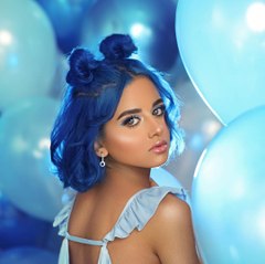 لجين ام رموش في إطلالة تشبه الرجال