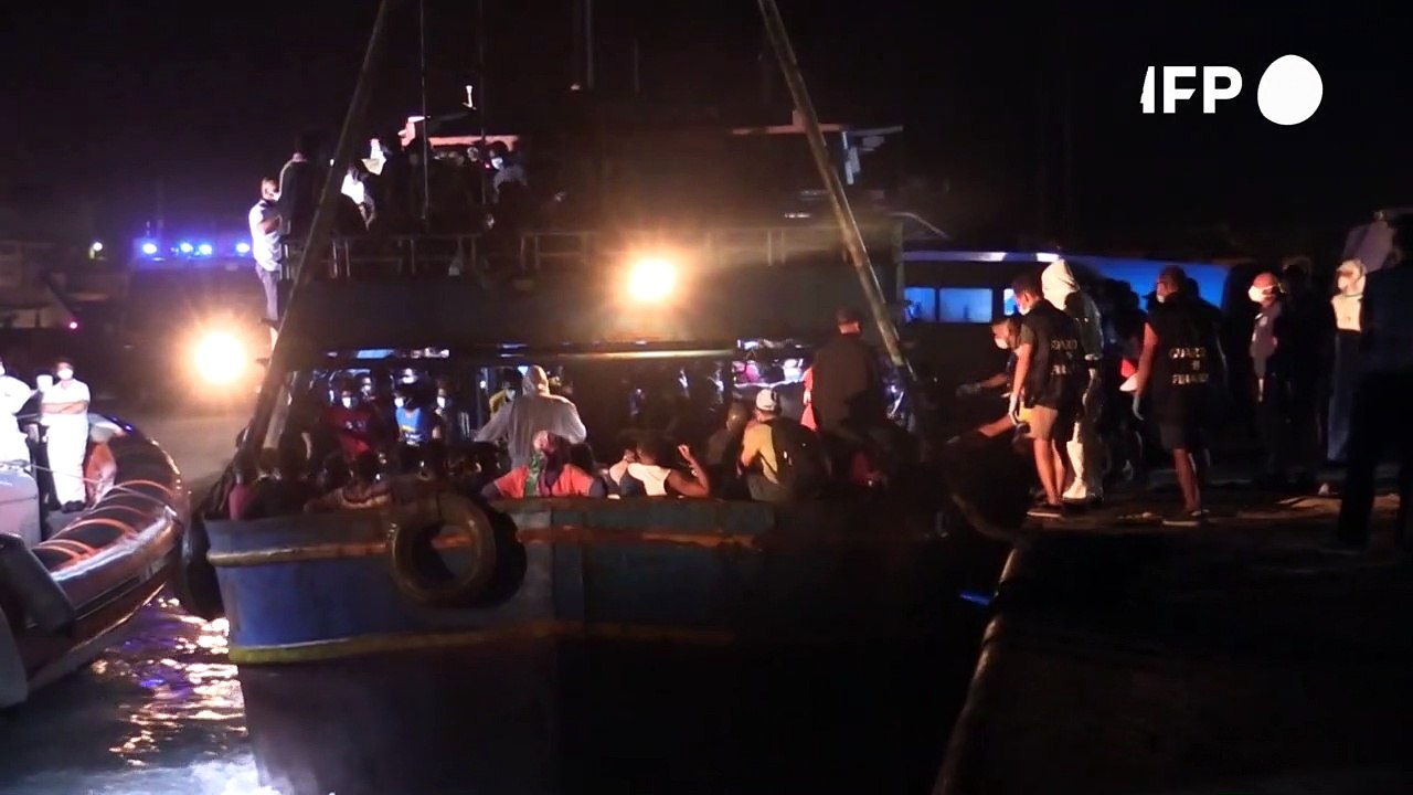 Rund 450 Flüchtlinge in seeuntauglichem Fischerboot nach Lampedusa gebracht