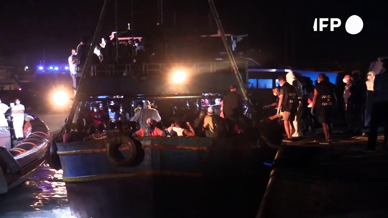 Rund 450 flüchtlinge in seeuntauglichem fischerboot nach lampedusa gebracht