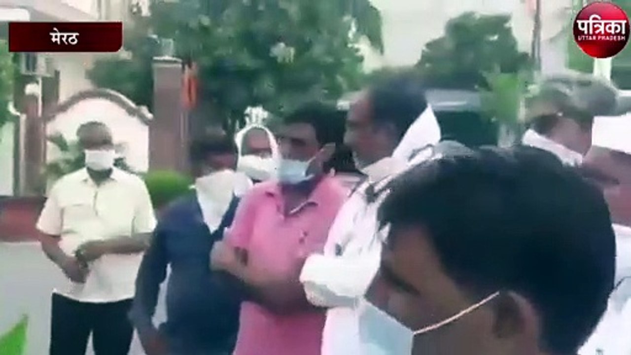आवास पर किसानों को देख भाजपा सांसद ने खोया आपा
