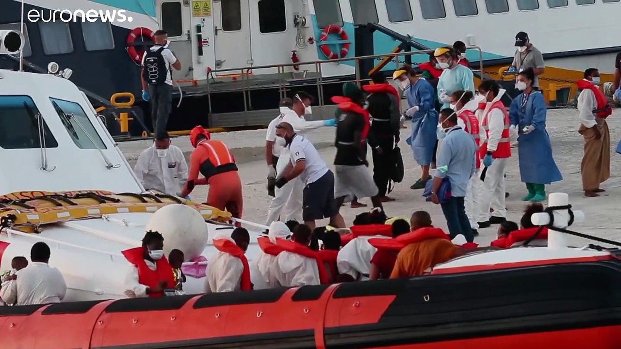'Sea-Watch 4' übernimmt Migranten von überfülltem Banksy-Schiff