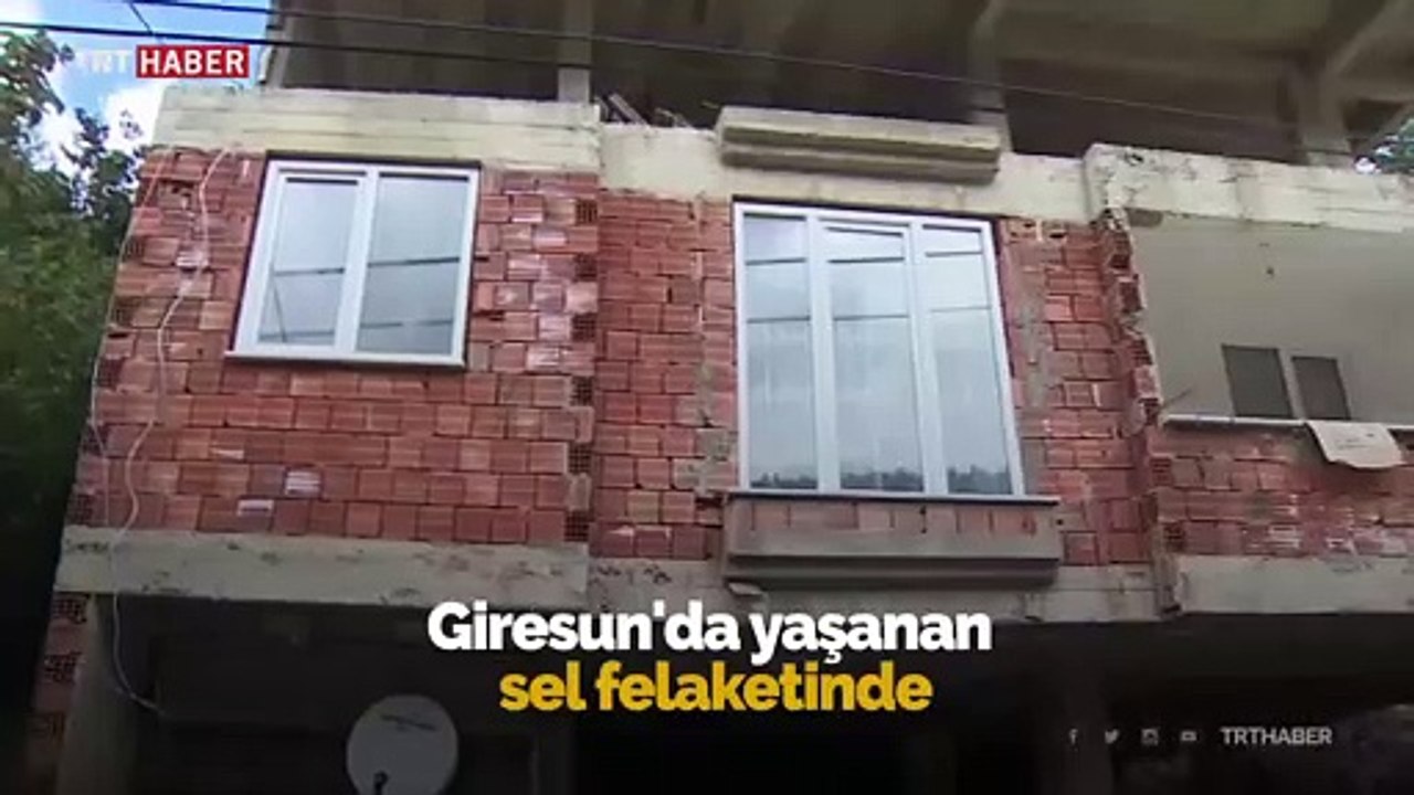 Türk bayrağı dikili kaya selde yerinden oynamadı
