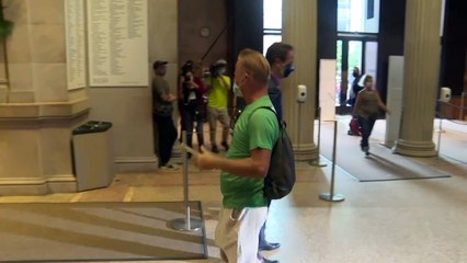 النيويوركيون يرون في إعادة فتح متحف "متربوليتان" مؤشراً إلى "عودة الحياة"