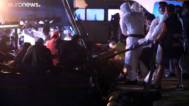 Lampedusa: sbarcano altri 370 migranti, hotspot al collasso