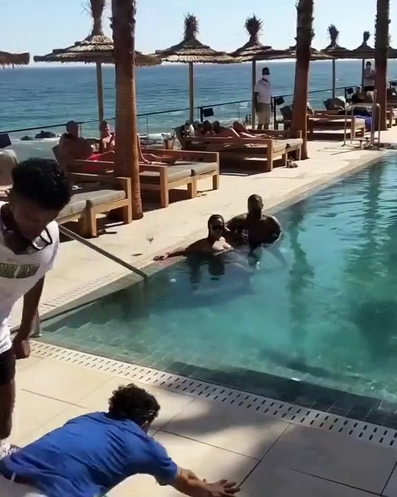 Il casse la piscine en dansant