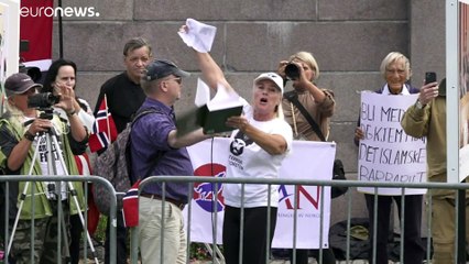 شاهد: نرويجية من حركة معادية للإسلام تمزّق القرآن أمام مقر البرلمان