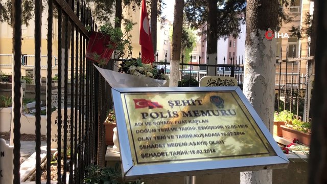 Kuşadası Adalızade Mezarlığı kırmızı-beyaz renklere büründü