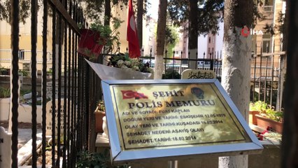 Kuşadası Adalızade Mezarlığı kırmızı-beyaz renklere büründü