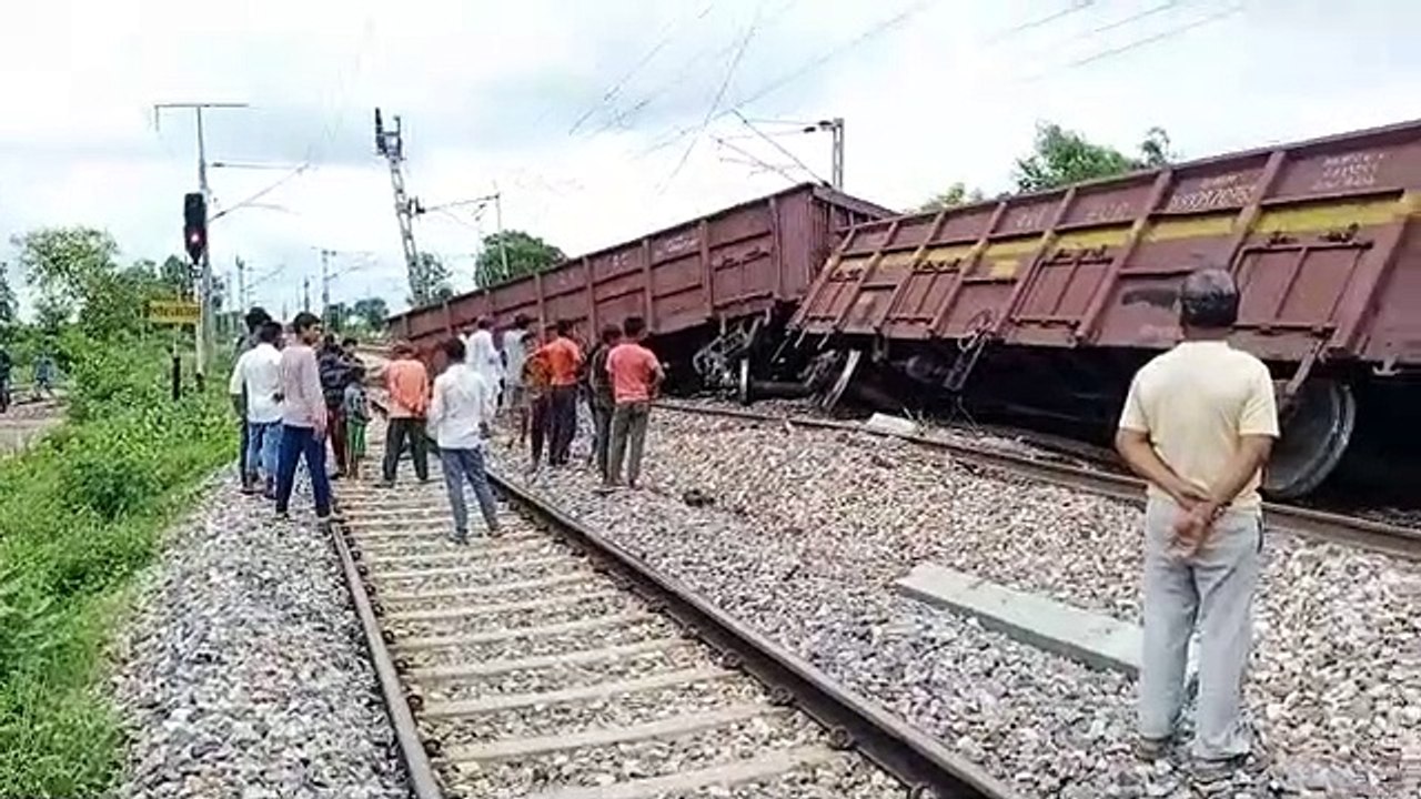 मथुरा में मालगाड़ी‌ के चार डिब्बे पटरी से उतरे, किया जा रहा है हादसे के कारणों का पता
