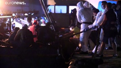 Migrantes recebidos com protestos em Lampedusa