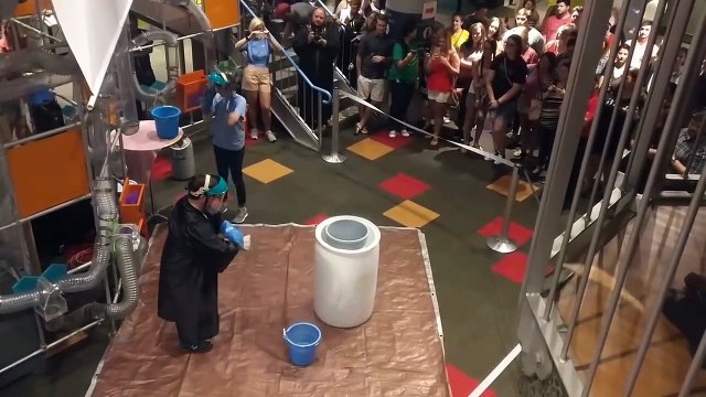 Azote liquide + eau chaude = BOOOM... Cocktail détonant