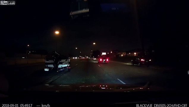 Cette voiture perd sa remorque avec un bateau en pleine autoroute