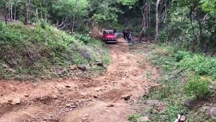 Cette jeep cale en haut de la piste et la dévale en marche arrière... mieux qu'un manège