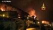 شاهد: رجال الإطفاء يصارعون من أجل إخماد الحرائق في جنوب إيطاليا