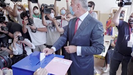 Montenegró választ: magas részvétel, szoros küzdelem