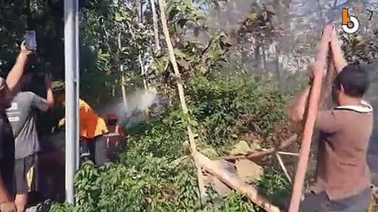 LAHAN KOSONG TERBAKAR, DUA TRUK IKUT DILALAP SI JAGO MERAH