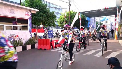 Sambut HUT Polwan ke-72, Polwan Kakorlantas Polri Gowes Sambil Bagikan Masker