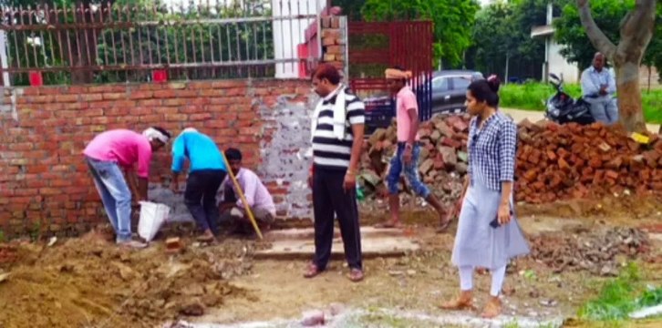 इटावा: सामुदायिक शौचालय का निर्माण कार्य हुआ शुरू