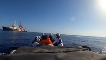 350 migrantes esperan un puerto tras ser rescatados en el Mediterráneo