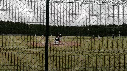 Petite frappe en deuxième base avec erreur de lancer du deuxième en première