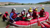 Binali Yıldırım Erzincan’da rafting yaptı