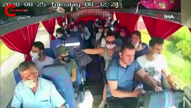 Otobüsün kırmızı ışıkta bekleyen araçları biçtiği o anlar kamerada