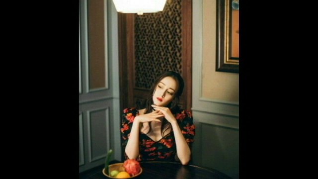 Địch Lệ Nhiệt Ba mặc váy hoa khoe trọn eo thon, leo lên hạng 3 hot search