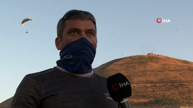 Türkiye'nin en genç yamaç paraşüt pilotu Zafer Bayramı'nda gök yüzünde Türk bayrağı açtı