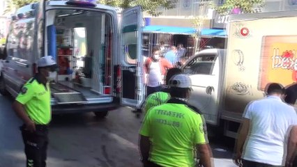 Otomobil, mal indiren toptancıya çarptı: 1 yaralı