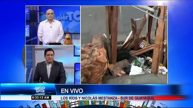 Moradores de un barrio del centro de Guayaquil piden el arreglo urgente en una alcantarilla tapada con cañas de madera