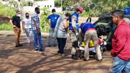 Carros se envolvem em colisão e mulher é socorrida pelo Corpo de Bombeiros