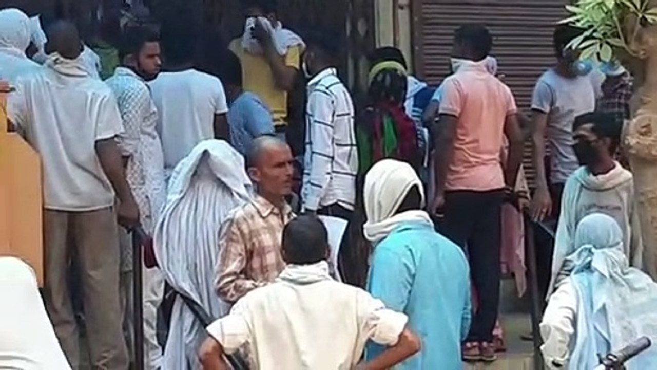 कांधला में बैंकों के बाहर उमड़ रही है भीड़, कर रही है सोशल डिस्टेंस का उल्लंघन