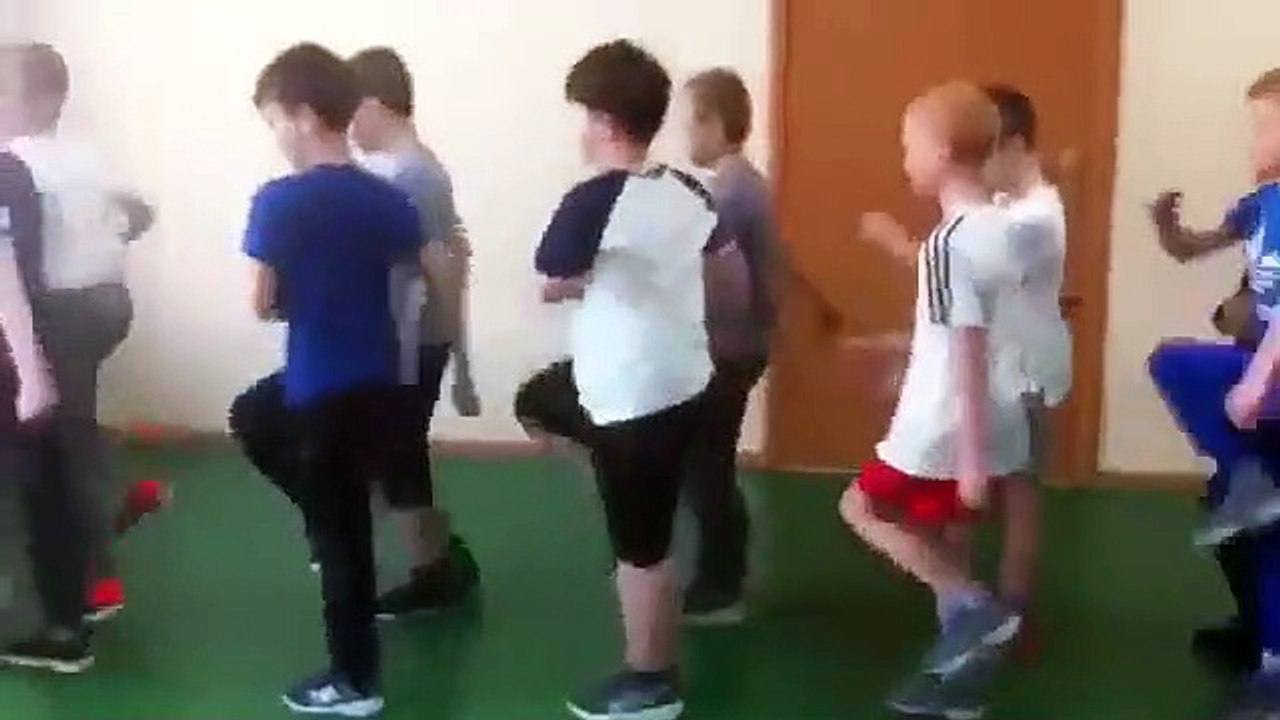 Ces enfants apprennent l’art de la marche militaire à l’école