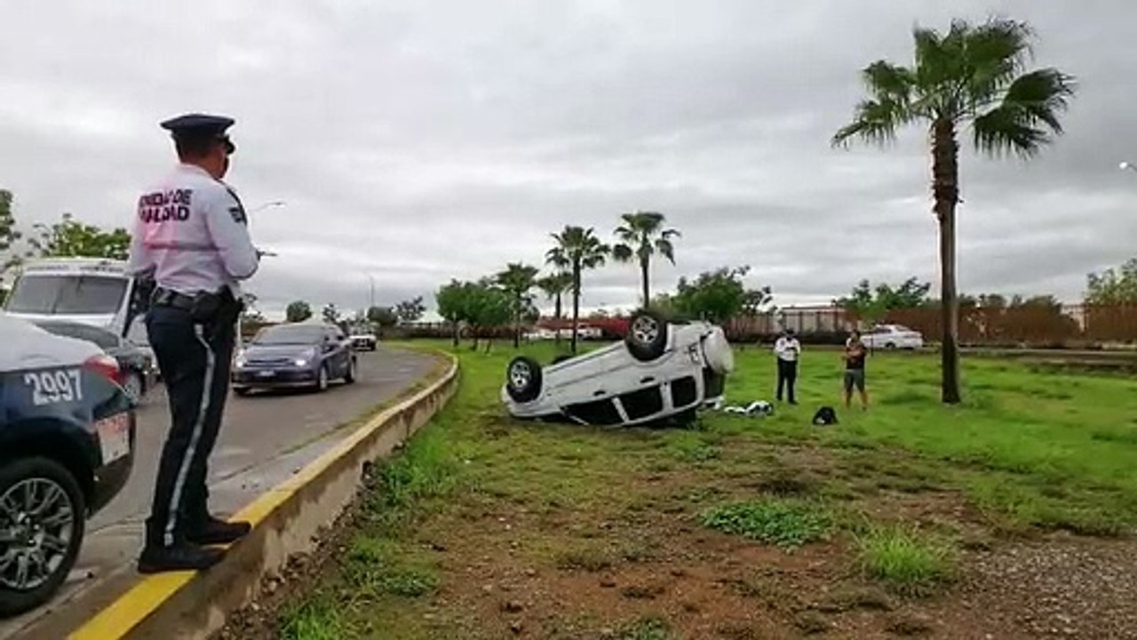 Pavimento mojado provoca volcadura en Culiacán