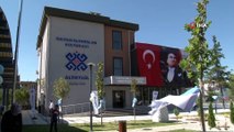 Bakan Kasapoğlu, kültür evinin açılış kurdelesini kesti