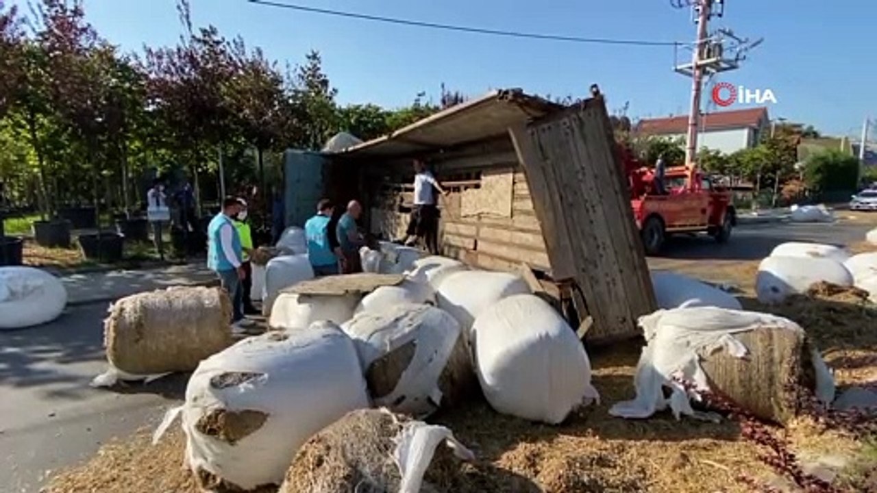 Mısır silajı yüklü kamyon su kamyonetine çarparak devrildi: 4 yaralı