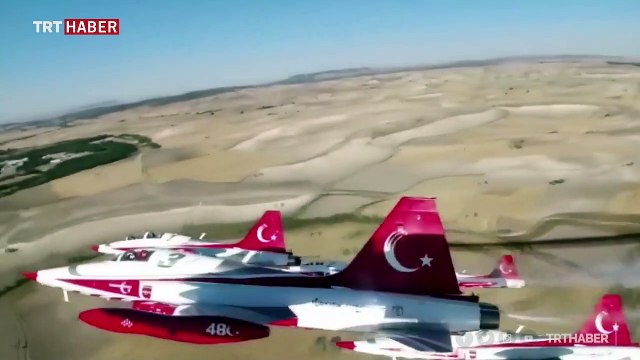 Türk Yıldızları gökyüzüne ay yıldız çizdi