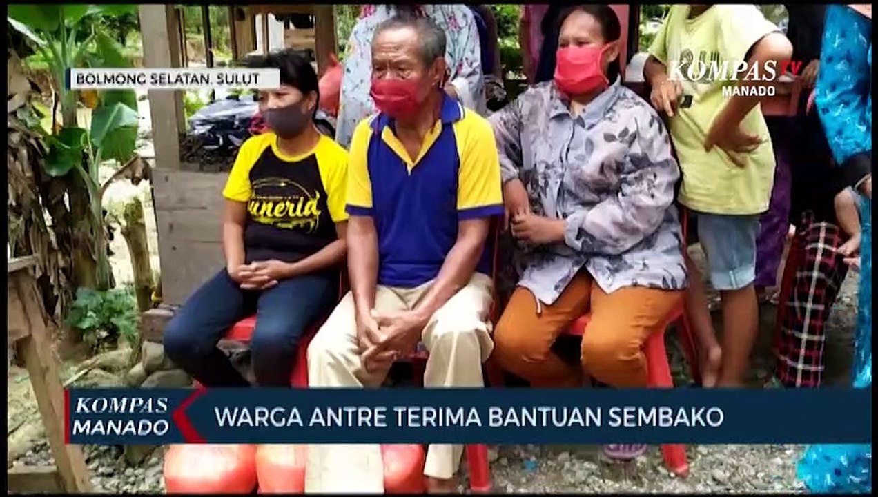 Warga  Antre Terima Bantuan Sembako