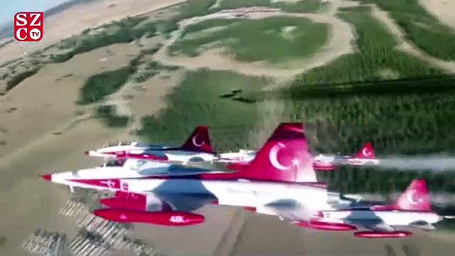 Türk Yıldızları Akrobasi Timi'nden gökyüzünde nefes kesen gösteri