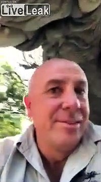 Regardez qui vient rendre visite à ces campeurs... invité effrayant