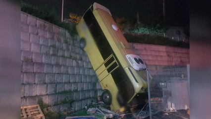 통근버스, 교통사고 후  6미터 옹벽 아래로 추락 / YTN