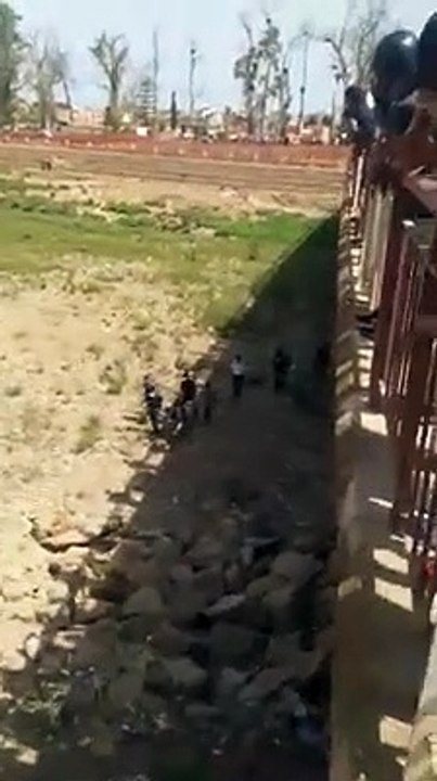 بالفيديو نقل شاب (35 سنۃ)حاول  الانتحار بإلقاء نفسه من اعلى قنطرۃ واد شراعة ببرکان