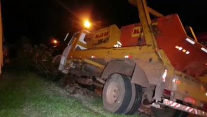 Caminhão avança em calçada e quase atinge parede de residência no Esmeralda