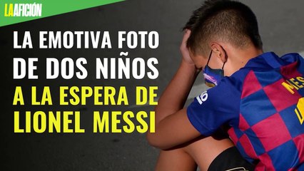 La emotiva foto de dos niños a la espera de Lionel Messi en Barcelona