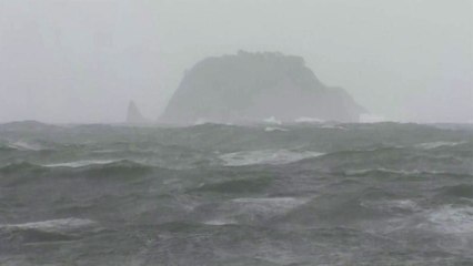 [날씨] 제주도 태풍 영향 비...내륙 무더위에 소나기 / YTN