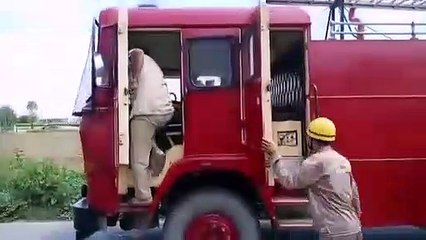 मेरठ: बाईपास पर रोड़ी-मिक्सर ट्रक से टकराई बाइक, दोनों वाहनों में लगी आग