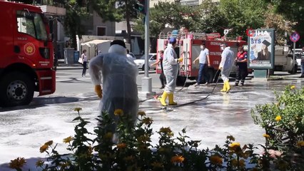 Belediye ekipleri Covid-19 önlemleri kapsamında caddeleri dezenfekte etti