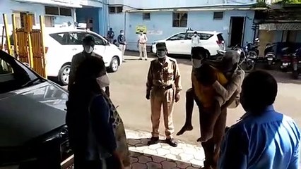 इंदौर: गाय छुड़ाने के लिए दिव्यांग पिता को पीठ पर लेकर निगम पहुंचा बेटा