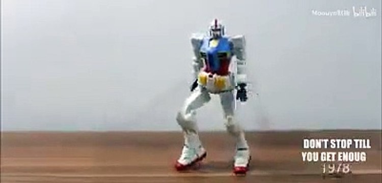 Il articule son Transformer qui réalise des pas de danses sur Michael Jackson